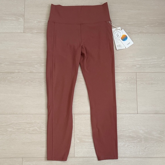 Vuori Studio Pocket Legging in Rosewood - Picture 2 of 9